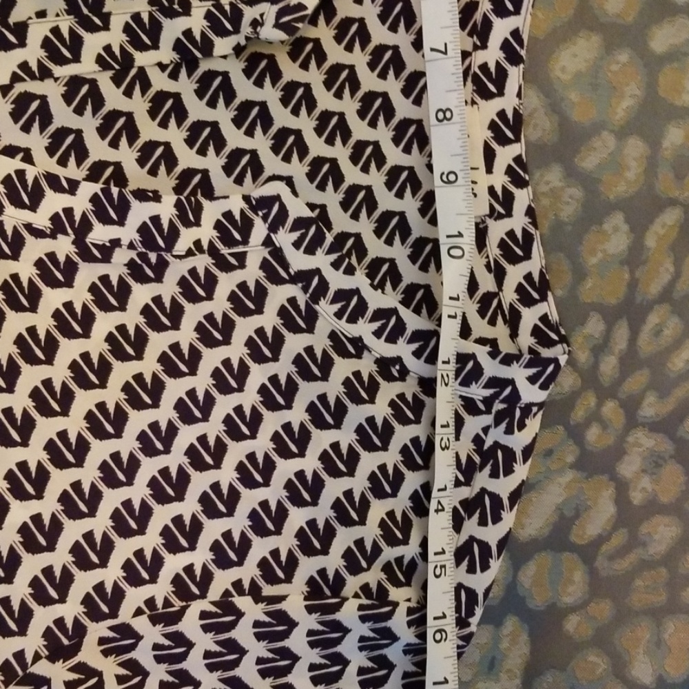 3/$50 Black and White Tunic - Picture 4 of 6